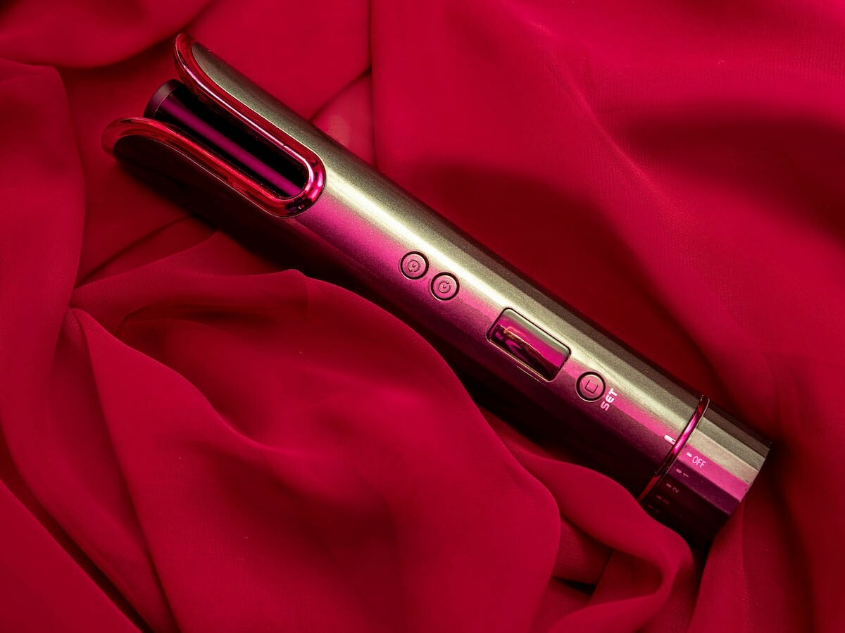 Foxie Curler hair styling tool doesn’t have cords, so you can add curls anywhere, anytime