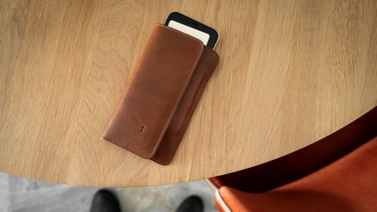 hardgraft Mighty Wild veg-tan iPhone 15 case combines a wallet and a classic case