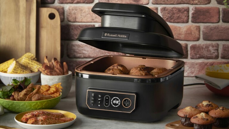 Russell Hobbs Satisfry Air & Grill Multi Cooker has 7 cooking options for fast, easy meals